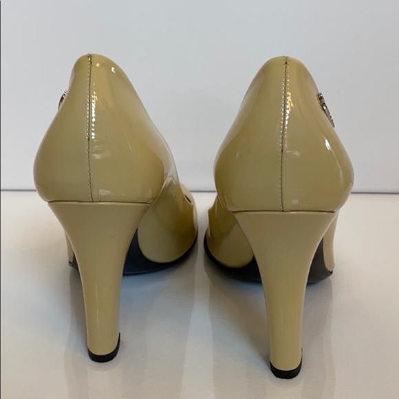 GUCCI Creme Patent Leather Pump - Picture 8 of 16